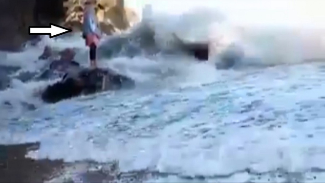 Asyik Selfi di Laut, Mahasiswi Dihantam Ombak Maut. Ini Videonya!