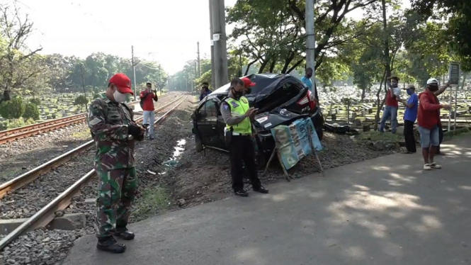 Sedan Ringsek Dihantam KRL di Tanah Kusir