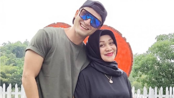 Ibu Meninggal Dunia, Indra Bruggman: Siapa yang Bangunin Aku Solat Subuh? (Foto: Instagram)