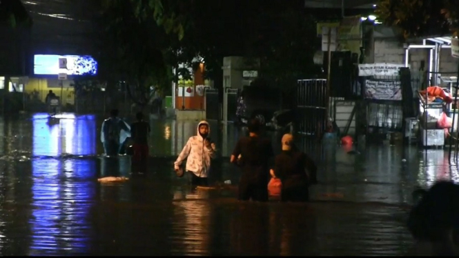 banjir di akses jalan ke perumahan Greenvile (2)