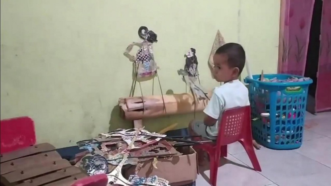 Video Seru Bocah Cilik Jadi Dalang Marah-Marah Sama Bapaknya (Foto Tangkap Layar Video Instagram)