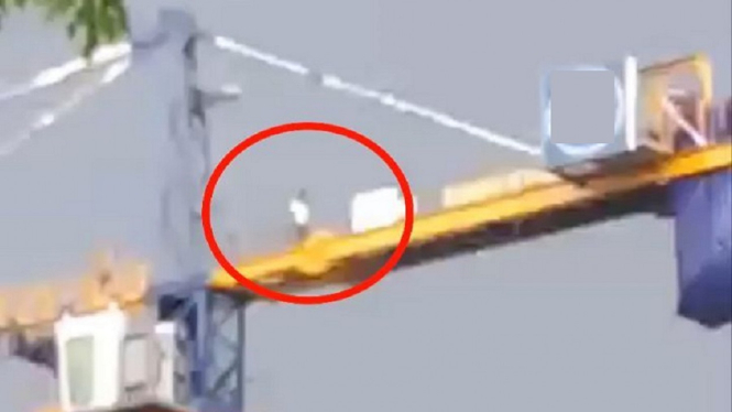 Video Viral Pekerja Sholat di Atas Crane yang Tinggi Bikin Netizen Merinding (Foto Tangkap Layar Video Instagram)