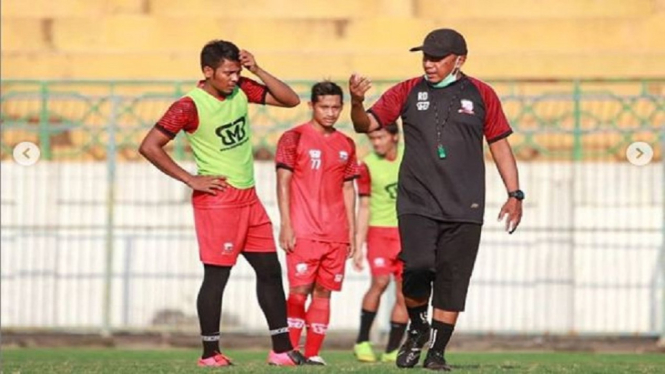 Manajer Pelatih Rahmad Darmawan berikan instruksi latihan