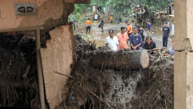 Mengenaskan, Satu Korban Banjir Bandang Sukabumi Ditemukan Tewas Terseret 15 Km (Foto VIVA)