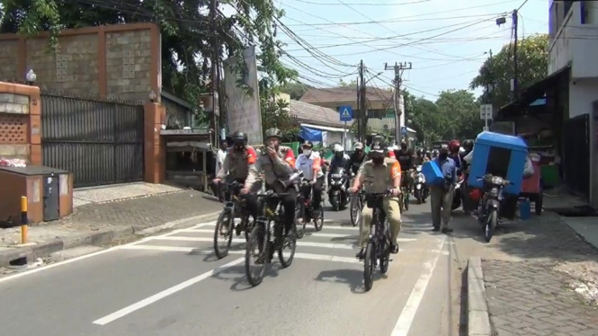 petugas bersepeda bubarkan warga berkerumun