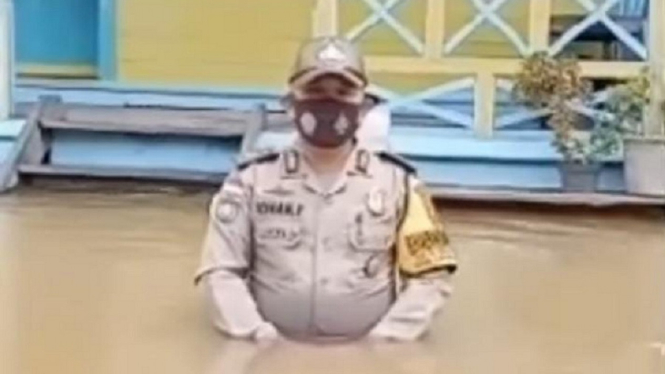 Ngakak, Polisi Gagal Fokus Gara-Gara Ayam Saat Ingatkan Waspada Banjir (Foto Tangkap Layar Video Instagram)