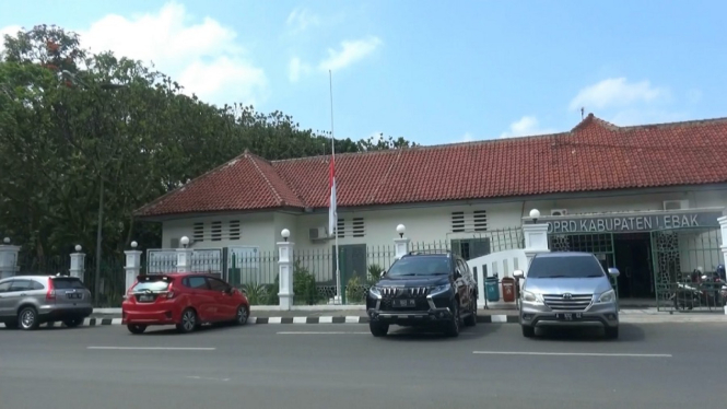 Bendera Merah Putih Berkibar Setengah Tiang di Lebak, Banten