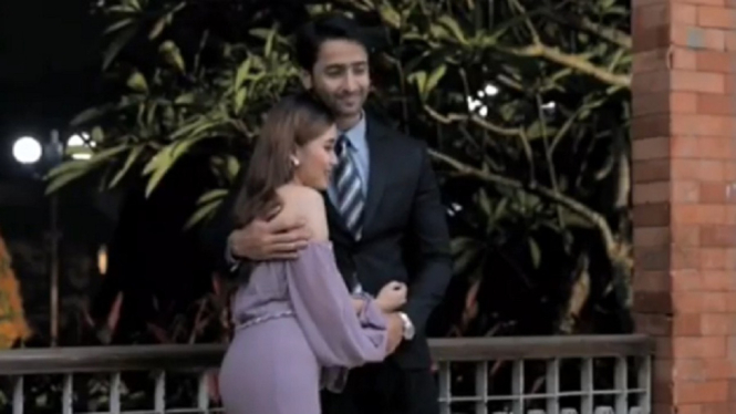 Ayu Ting Ting dan Shaheer Sheikh di FTV Cinta Antara Langit dan Bumi. (Foto Instagram @antv_official)