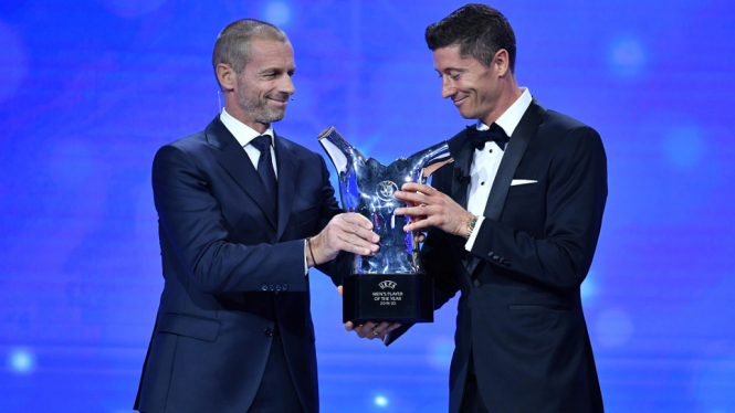 ceferin lewandowski terima penghargaan Pemain Terbaik Liga Champion UEFA