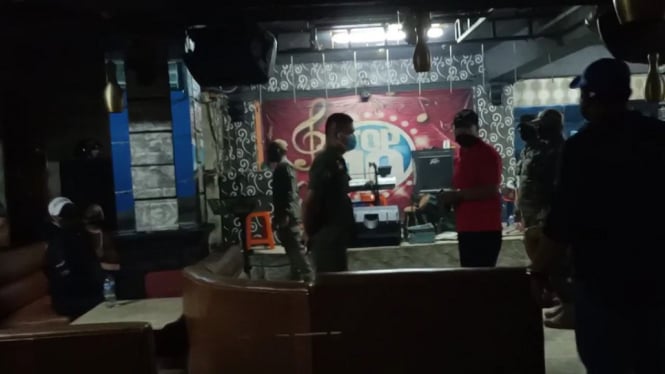 petugas tutup tempat hiburan malam