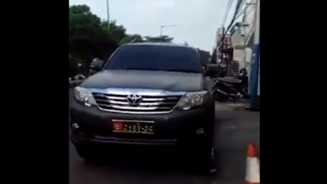 Mobil Dinas TNI Dipakai Warga Sipil yang Viral Diketahui Milik Purnawirawan (Foto Tangkap Layar Video Instagram)