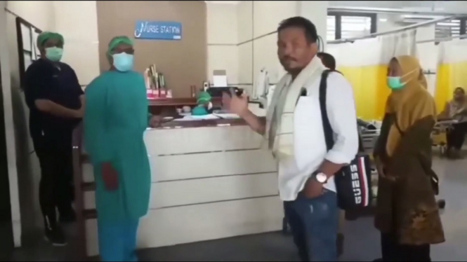 Video Detik-Detik Aktivis Anti Masker Ambil Paksa Jenazah di Rumah Sakit (Foto Tangkap Layar Video Instagram)