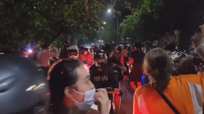 polisi bubarkan kerumunan warga di BKT