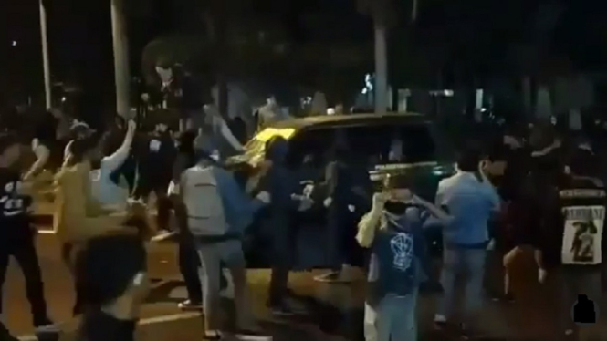 Video Mahasiswa Rusak Mobil Polisi Saat Demo Tolak Omnibus Law di Bandung (Foto Tangkap Layar Video Instagram)