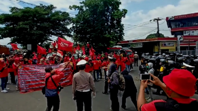 POLISI HADANG BURUH