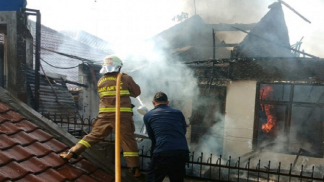 Rumah Bertingkat di Kawasan Gudang Peluru Ludes Terbakar