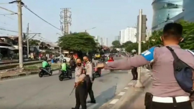 Video Detik-Detik Massa Bentrok dengan Polisi Saat Demo Tolak Omnibus Law (Foto Tangkap Layar Video Instagram)