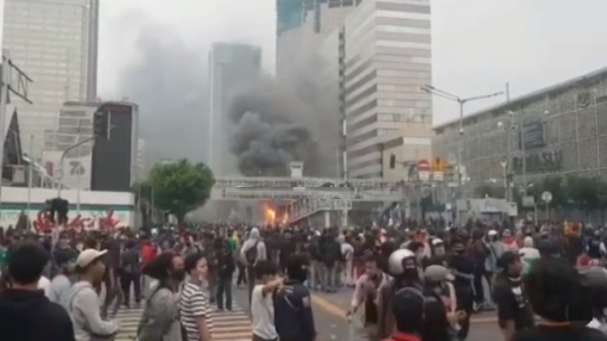 Kericuhan Memanas, Halte TransJakarta dan Pos Polisi Dibakar Massa (Foto Tangkap Layar Video Instagram)