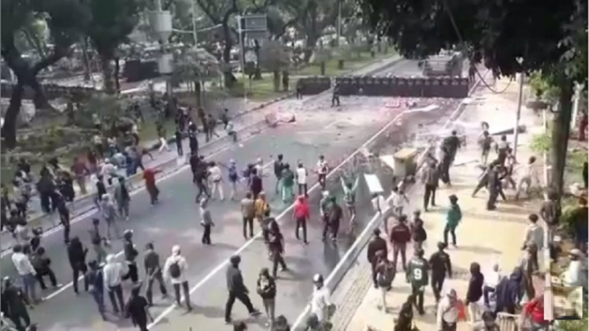 Massa Pendemo Terlibat Kericuhan Usai Dipukul Mundur Polisi dari Patung Kuda (Foto Tangkap Layar Video Instagram)