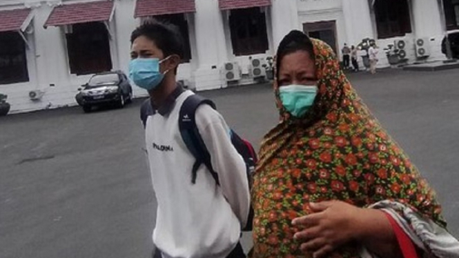 Suasana Haru Saat Ibu Jemput Anak yang Ditangkap saat Demo Omnibus Law, Tangis pun Membahana (Foto Istimewa)