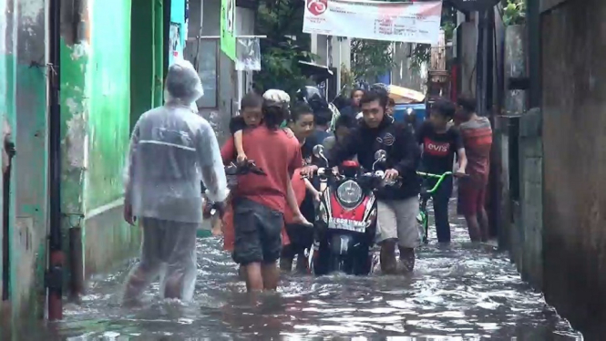 Hujan Deras 2 Jam, Kawasan Petogogan Jaksel Kebanjiran Setinggi 60 Cm