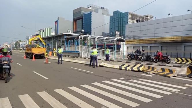 massa rusak pembatas jalan