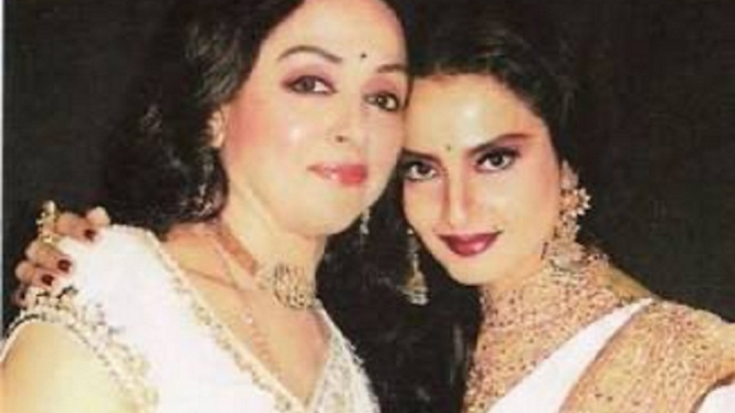 Hema Malini Unggah Foto Jadul Saat Ucapkan Ulang Tahun Kepada Rekha (Foto Twitter)