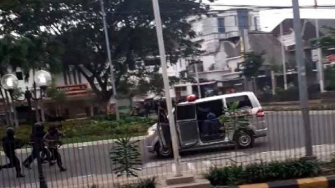 Video Viral Ambulans Ditembaki Gas Air Mata oleh Polisi Saat Demo Tolak Omnibus Law (Foto Tangkap Layar Video)