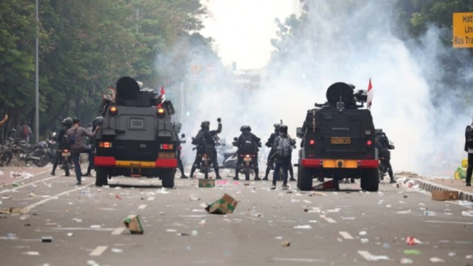 Demo Tolak Omnibus Law di Jakarta Ricuh Lagi, Massa Sempat Bakar Kayu hingga Kursi (Foto Istimewa)