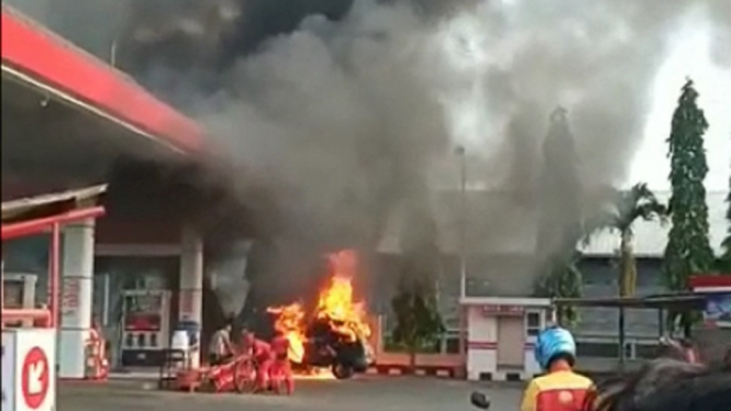 Mobil Minibus Terbakar di SPBU, Warga yang Mau Isi Bensin Panik Berhamburan