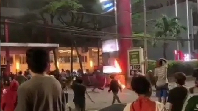 Video Detik-Detik Kerusuhan di Depan Thamarin City yang Dikabarkan Dijarah (Foto Tangkap Layar Video Instagram)