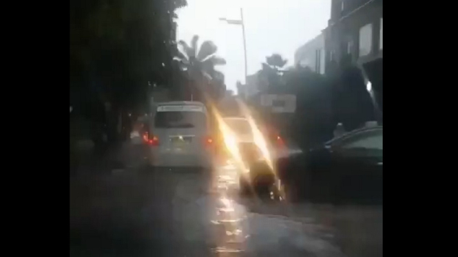 Hujan Deras Mengguyur DKI Jakarta, Beberapa Wilayah Mulai Tergenang (Foto Tangkap Layar Video Instagram)