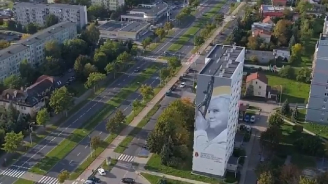 Mural Mendiang Paus Yohanes Paulus II di Gedung Apartemen