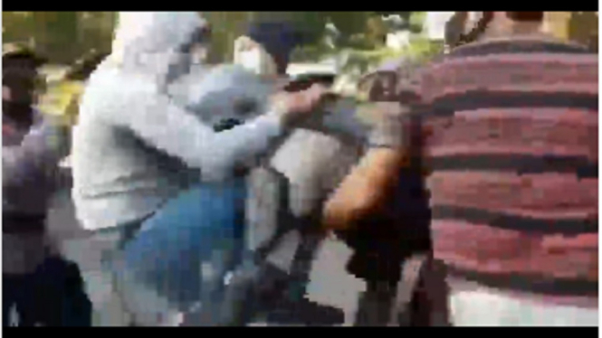 Inilah Detik-Detik Seorang Perwira Brimob Dipukul Polisi Lain saat Amankan Demo di Jambi (Foto Tangkap Layar Video Instagram)