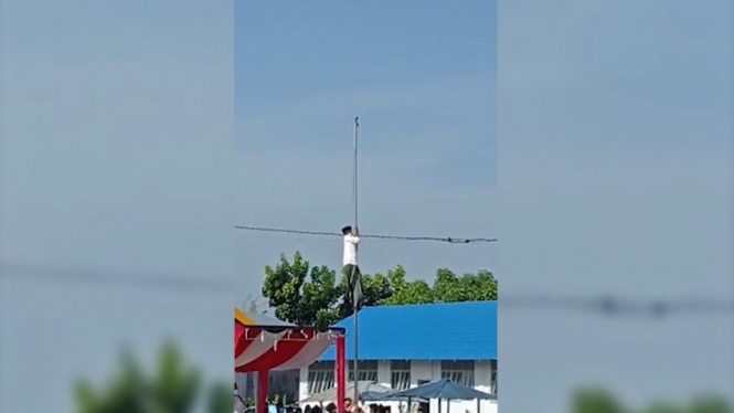 Viral, Santri Panjat Tiang Bendera Betulkan Tali yang Tersangkut