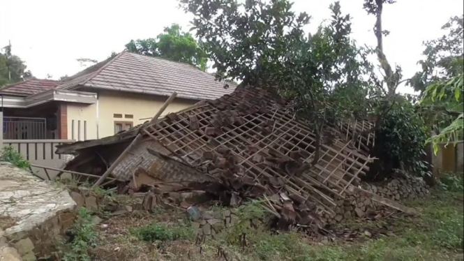 Rumah Tidak Layak Huni Milik Mak Juju Runtuh