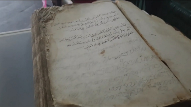 Video Penampakan Al-Qur'an Tulisan Tangan KRT Wiroyudo yang Berusia Ratusan Tahun (Foto Tangkap Layar Video Instagram)