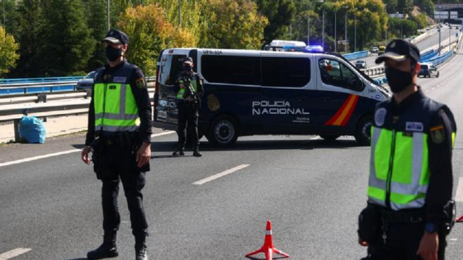 polisi spanyol menutup jalan reuters