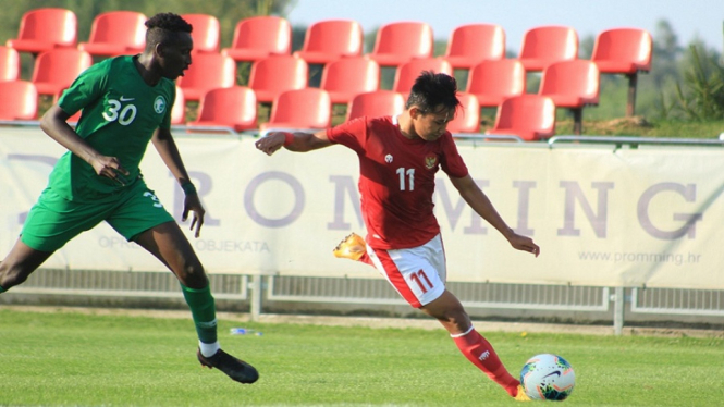 Witan Sulaeman dikawal pemain Arab Saudi 3-3