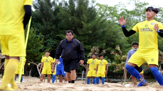 Pelatih Arema FC Berharap Tim Punya Lapangan Khusus Untuk Latihan