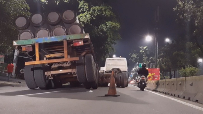 truk beton paku bumi nyaris terbalik