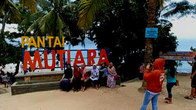 Pantai Mutiara Trenggalek Diserbu Wisatawan