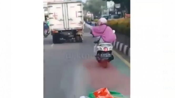 Video Viral Emak-Emak Bersepeda Motor Kawal Ambulans Terobos Padatnya Jalan (Foto Tangkap Layar Video)