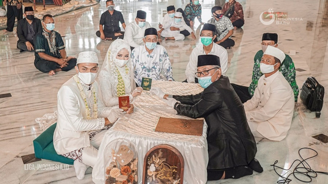Bek muda Persebaya Surabaya Rachmat Irianto telah menjalani prosesi ijab kabul di Masjid Akbar Surabaya