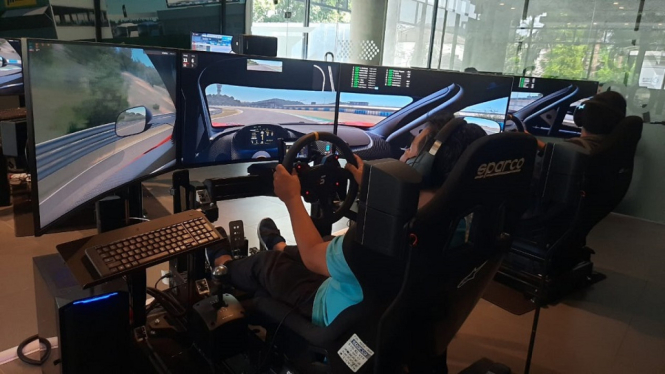 Simulator Balap Digital Sebelum balapan di Sirkuit