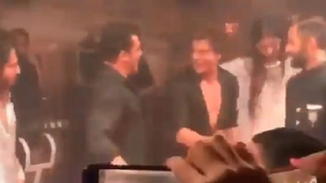 Momen Saat Shah Rukh Khan Berjoget Bersama dengan Salman Khan di Sebuah Pesta (Foto Tangkap Layar Video Twitter)