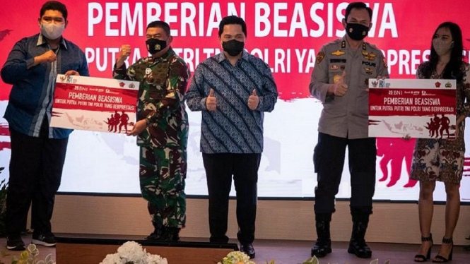 Menteri BUMN Erick Thohir Beri Beasiswa untuk Anak Berprestasi Anggota TNI dan Polri (Foto Republika)