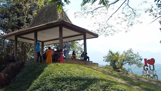 Asyiknya Wisata Ketinggian di Bukit Pandang Gunung Rowo