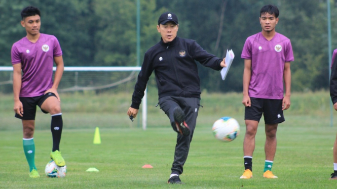 Shin Tae-yong pimpin latihan Timnas U-19