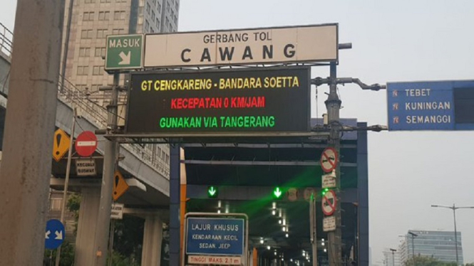 gerbang tol cengkarang foto tmc polda metro